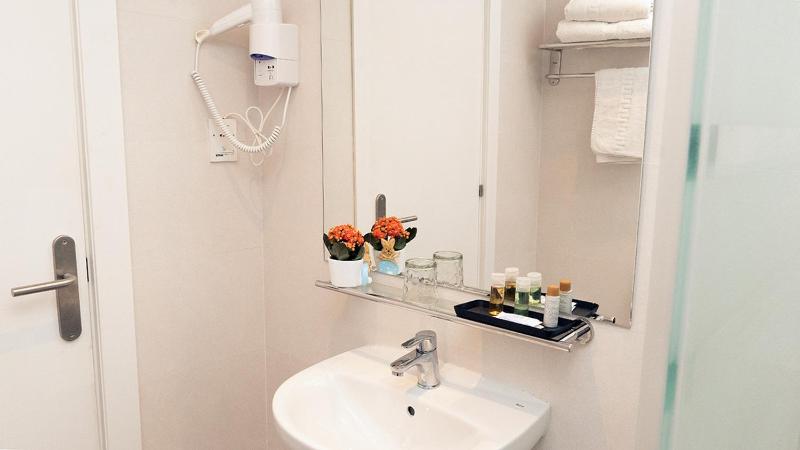 Double or Twin Room image 2
