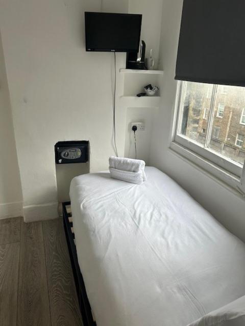 Single Room with Private Bathroom image 2