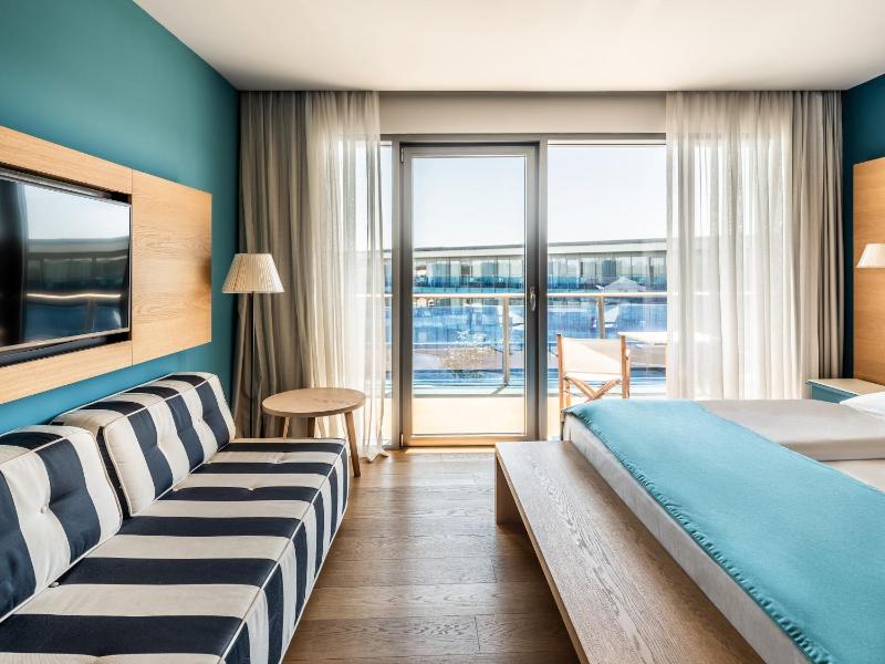 Superior Double or Twin Room with Park View image 3