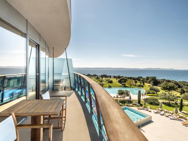 Deluxe Double Room with Sea View image 3