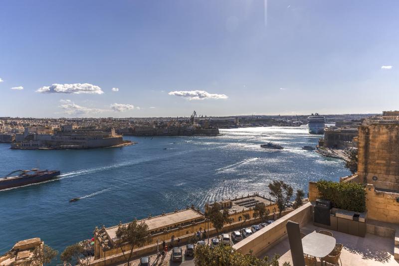 HARBOUR VIEW - Large 2BR Apartment - image 1