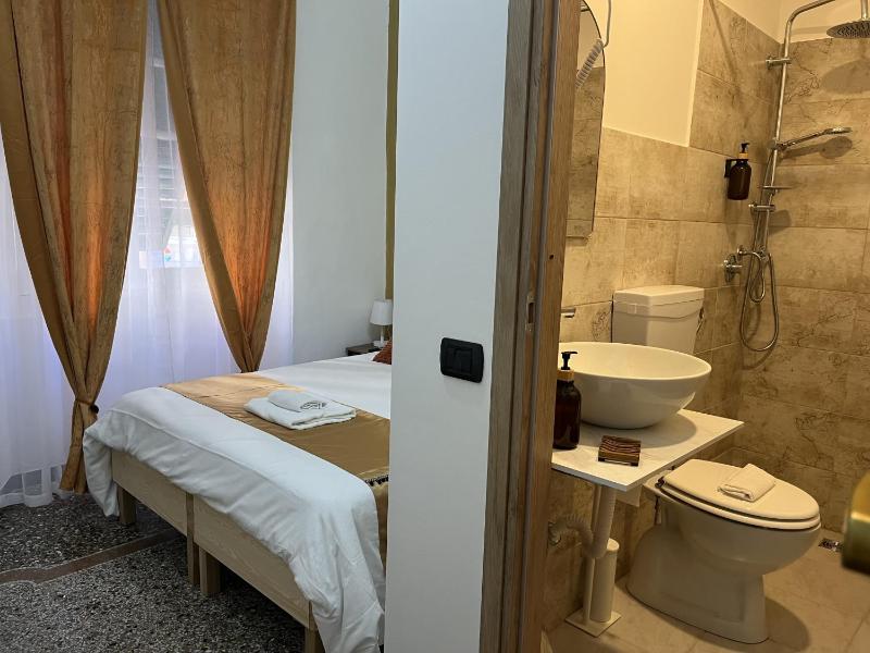 Genova Gold Rooms - image 11