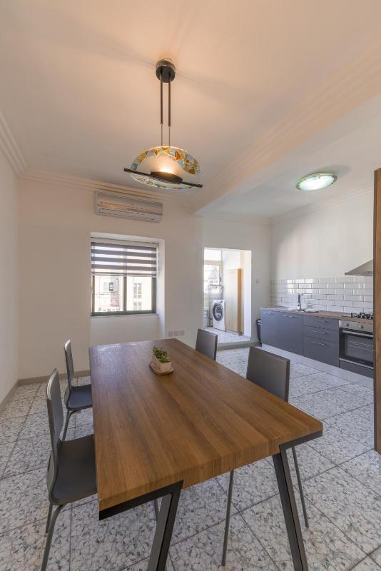 HARBOUR VIEW - Large 2BR Apartment - image 2