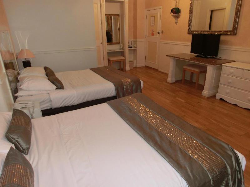 Quadruple Room image 2