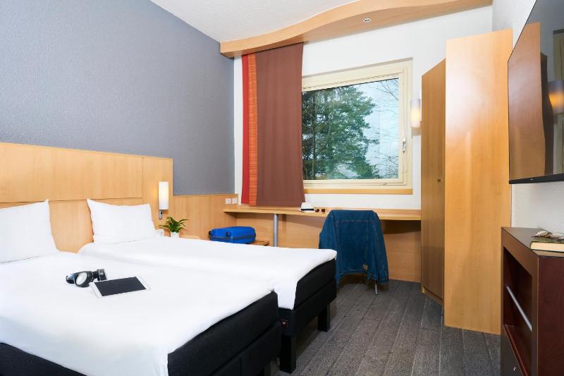 Twin Room image 4