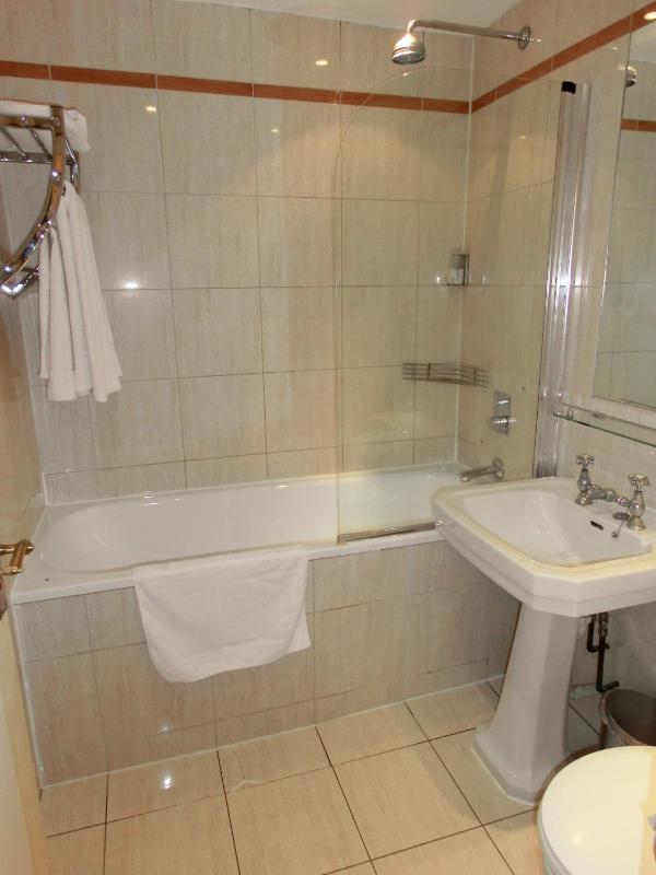 Quadruple Room image 4