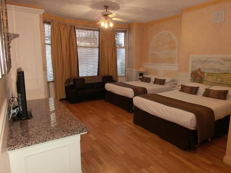 Quadruple Room image 3