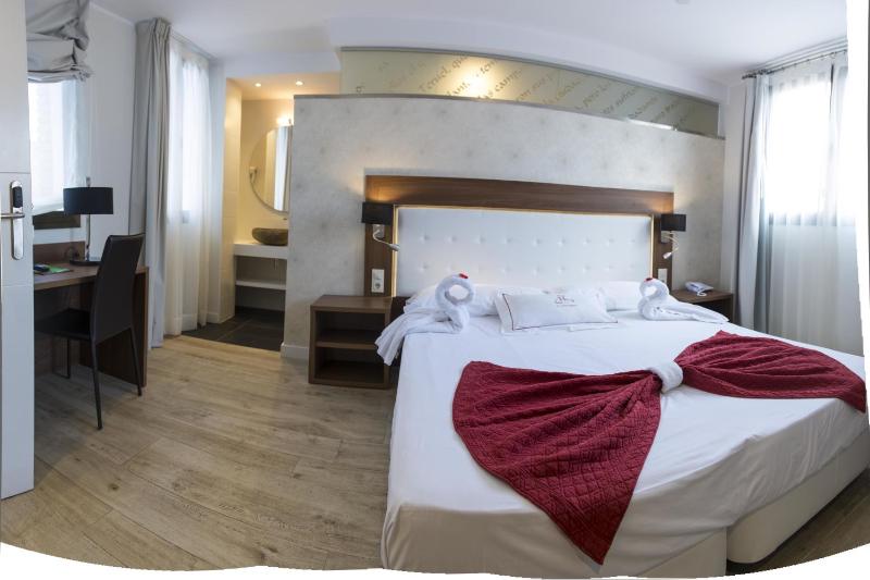 Double Room image 3