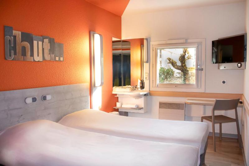 Twin Room image 1