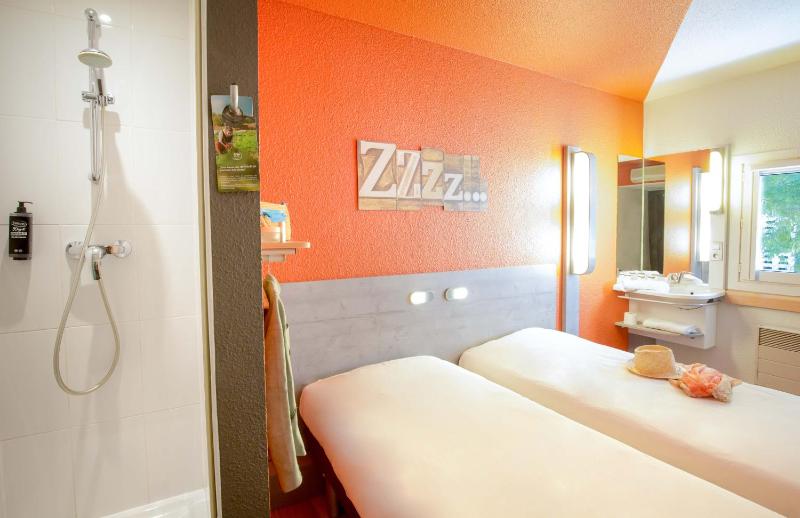 Twin Room image 2