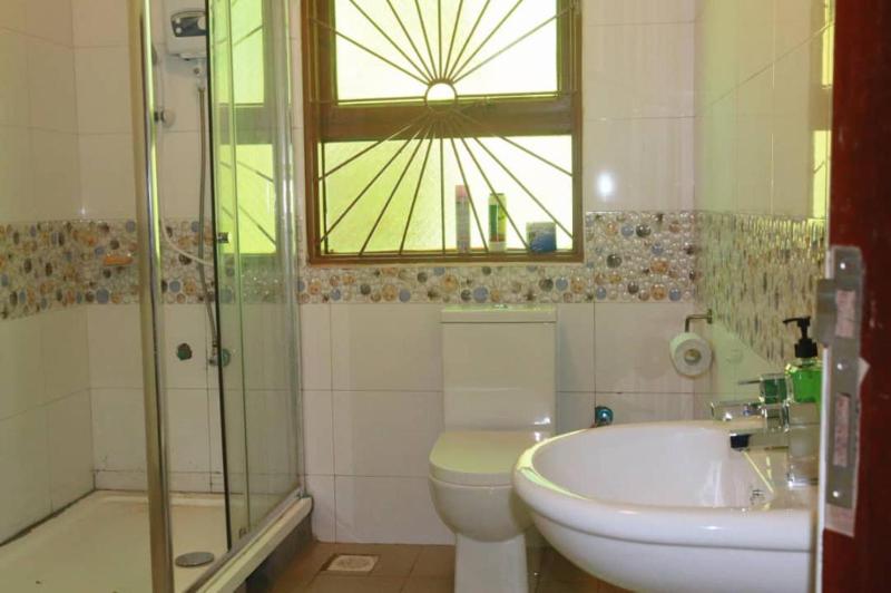 Kampala 5-Beds Sleeps 8 with Garden & Parking - image 1