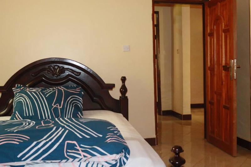 Kampala 5-Beds Sleeps 8 with Garden & Parking - image 7
