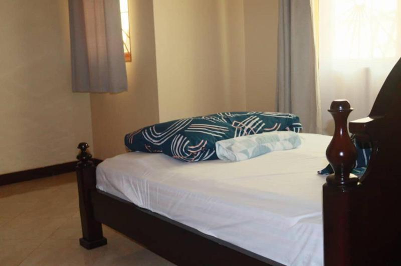 Kampala 5-Beds Sleeps 8 with Garden & Parking - image 9