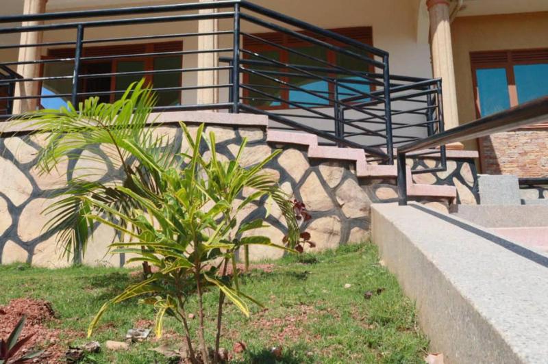 Kampala 5-Beds Sleeps 8 with Garden & Parking - image 16