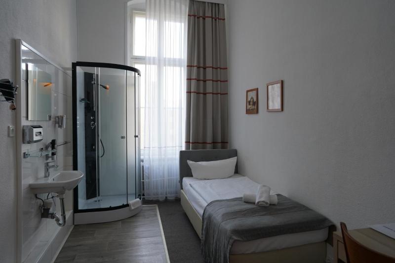 Single Room with Private Shower and Shared Toilet image 1