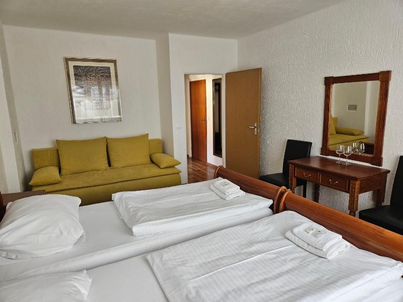 Deluxe Double or Twin Room image 4