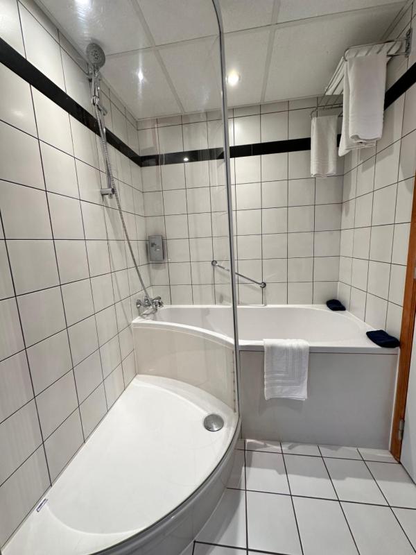 Standard Twin Room image 2