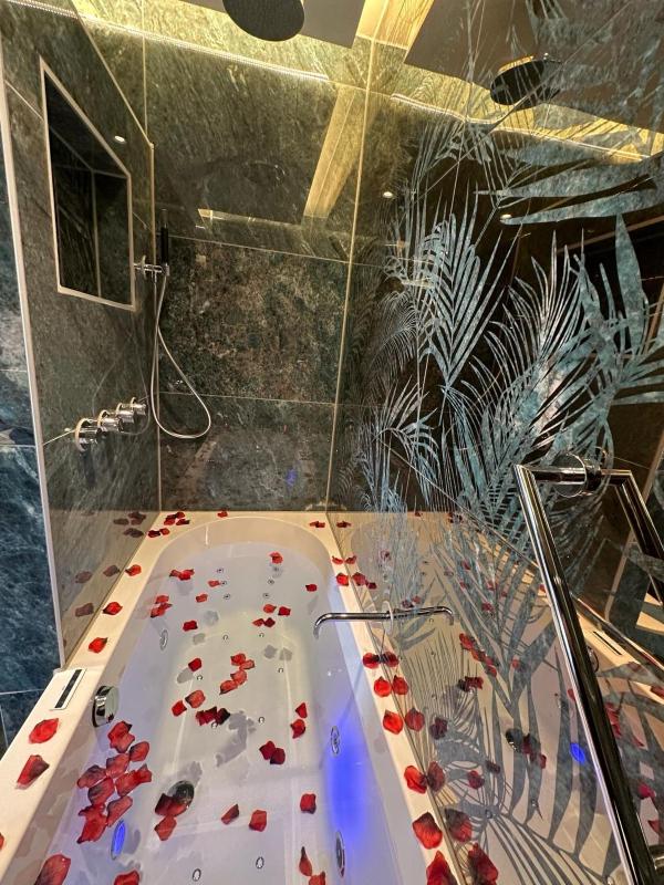 Twin Room with Spa Bath and Balcony image 3