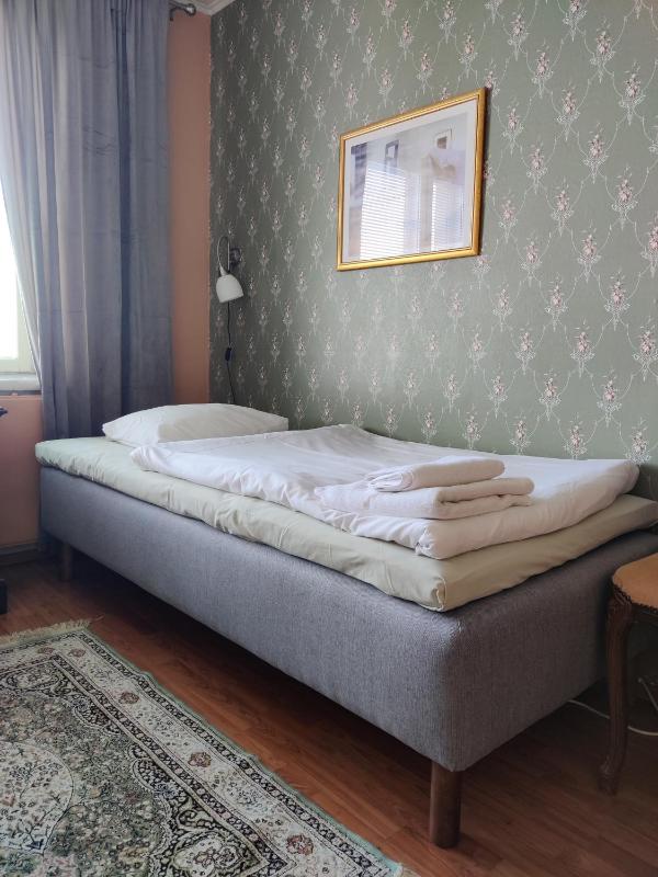 Small Twin Room image 4