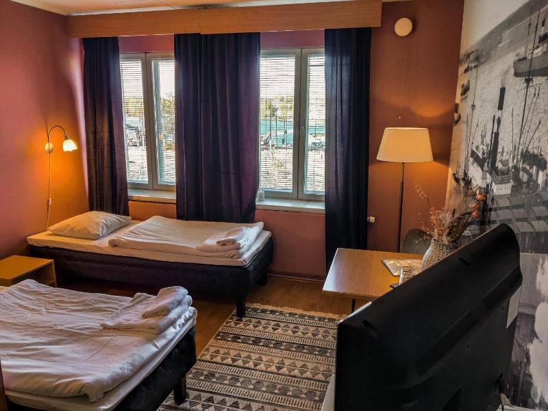Standard Twin Room image 4