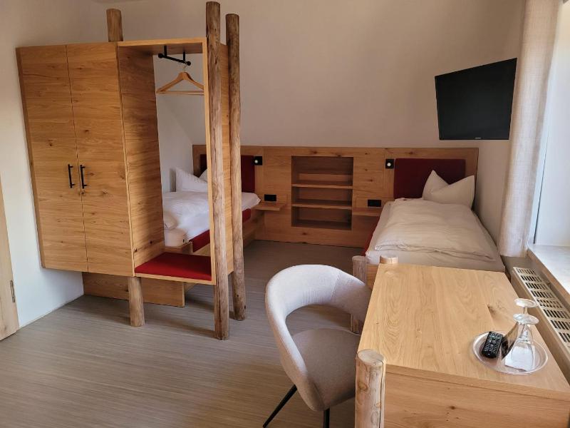 Classic Quadruple Room image 2