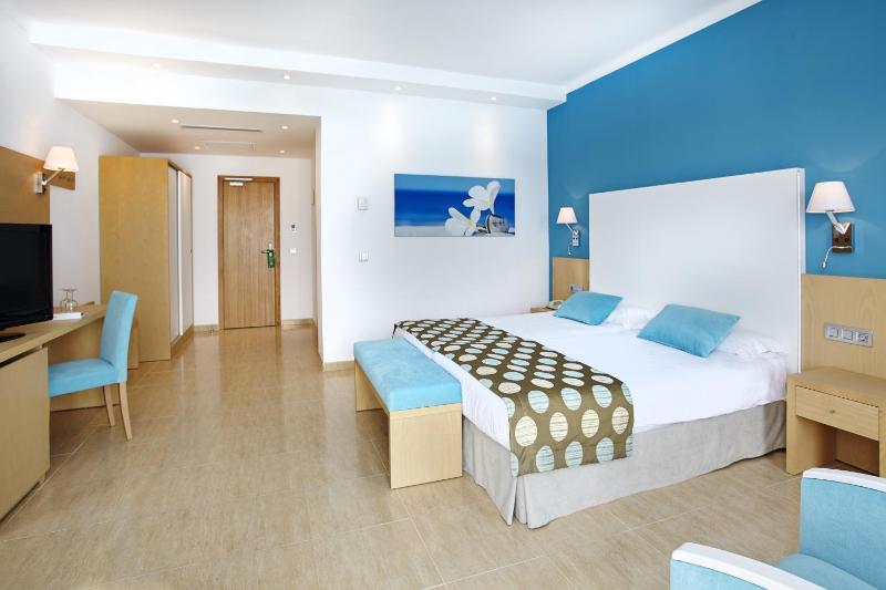 Superior Double Room with Sea View (2 adults + 1 child) image 4