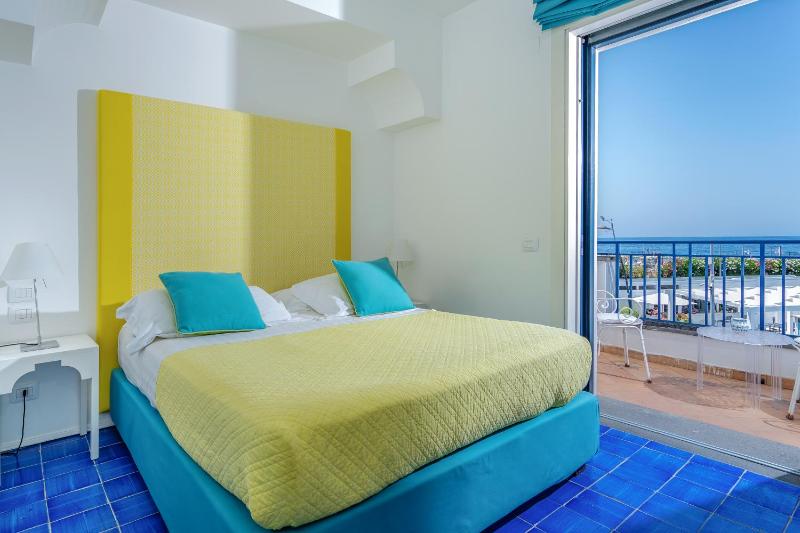 Double Room with Balcony and Sea View image 4
