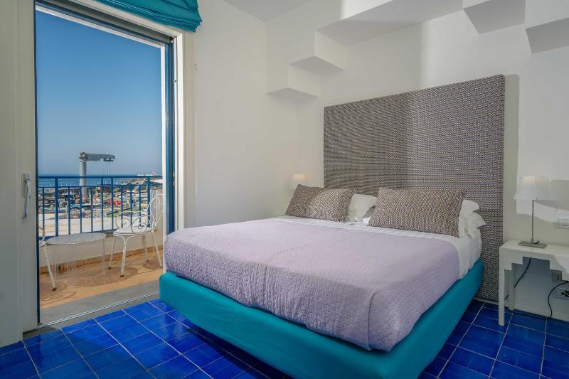 Double Room with Balcony and Sea View image 2