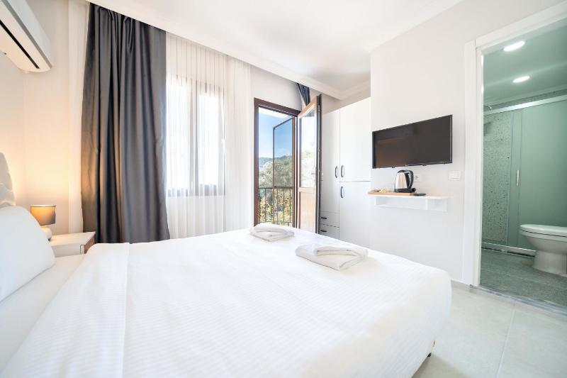 Double Room with Balcony image 1