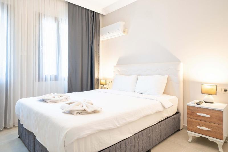 Double Room with Balcony image 4