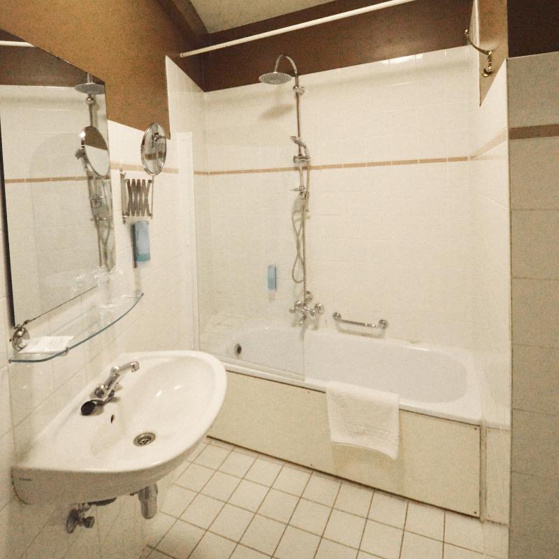 Standard Twin Room image 4