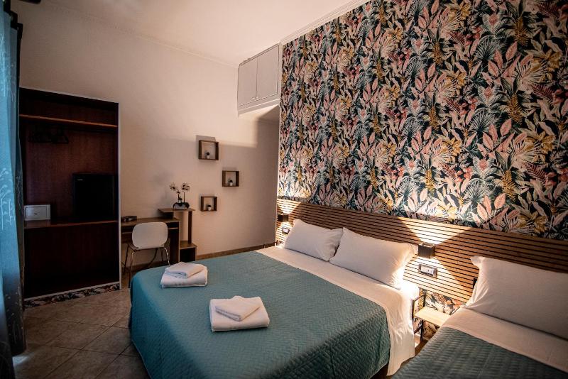 Triple Room with Private Bathroom image 3