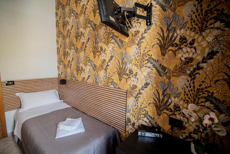 Standard Single Room image 3