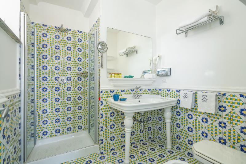 Superior Double Room with Sea View image 4