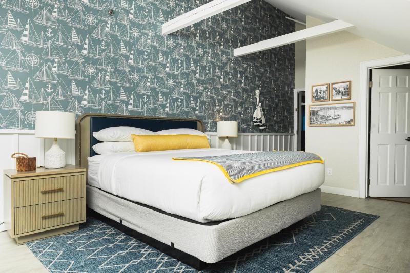 King Room with Water View - Non Smoking image 3