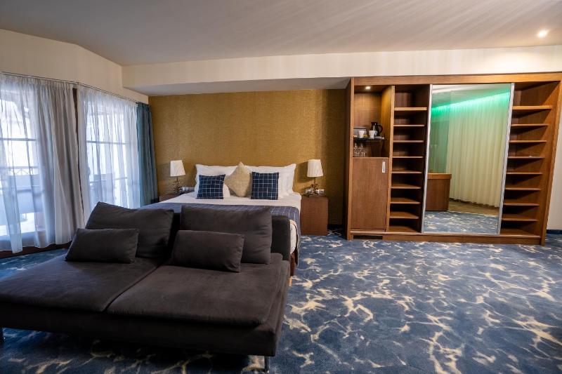 Deluxe Suite image 1