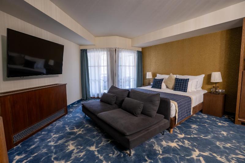 Deluxe Suite image 4