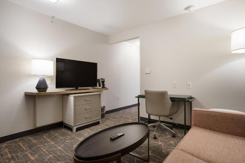 Standard King Room image 3