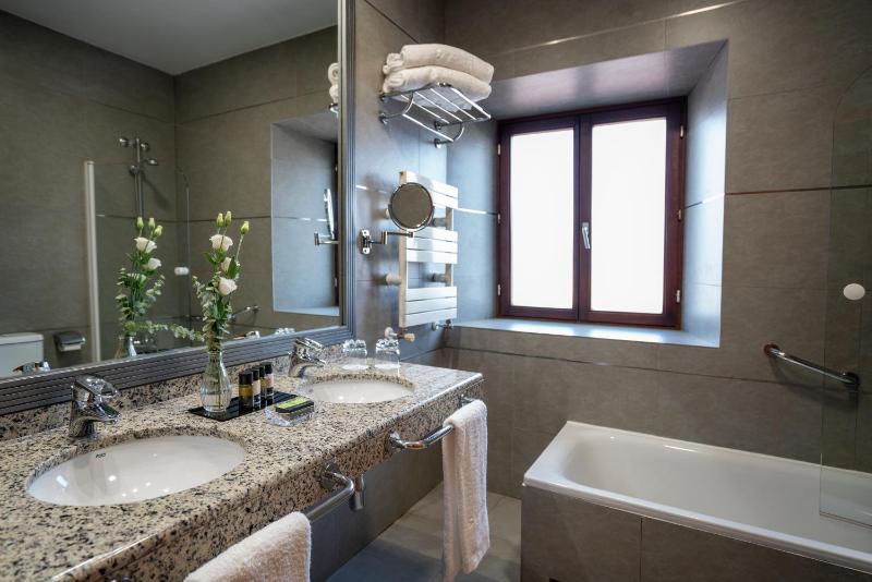 Double Room with Spa Access image 3