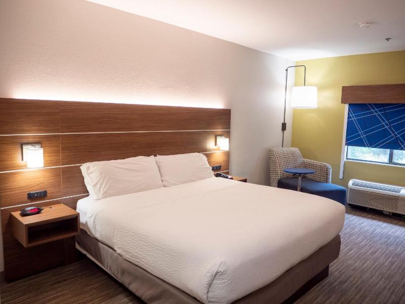 Standard King Room image 2