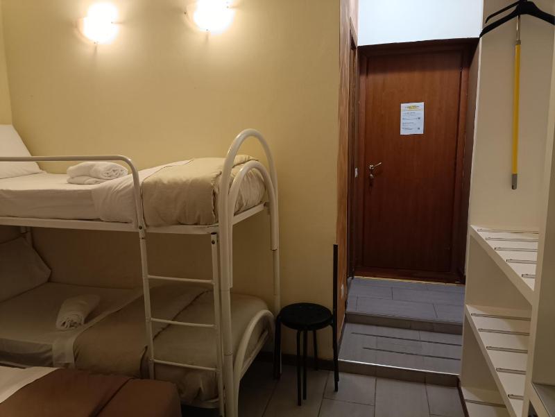 Budget Quadruple Room with Bunk Beds image 3