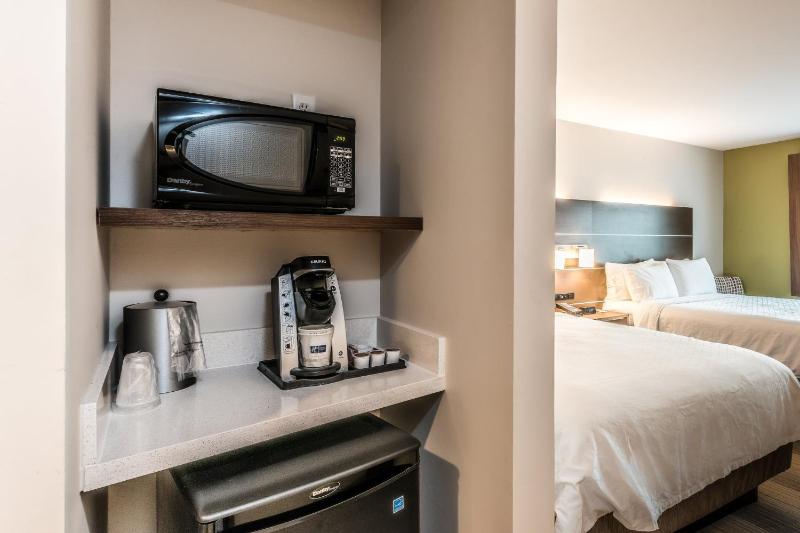 Queen Room with Two Queen Beds - Hearing Accessible/Non-Smoking image 3