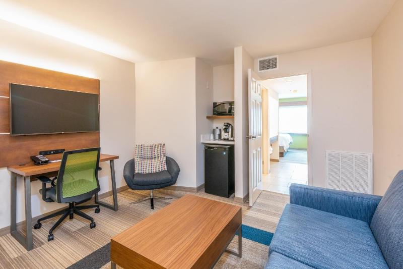 Holiday Inn Express Hotel & Suites Bradenton West By IHG - image 6
