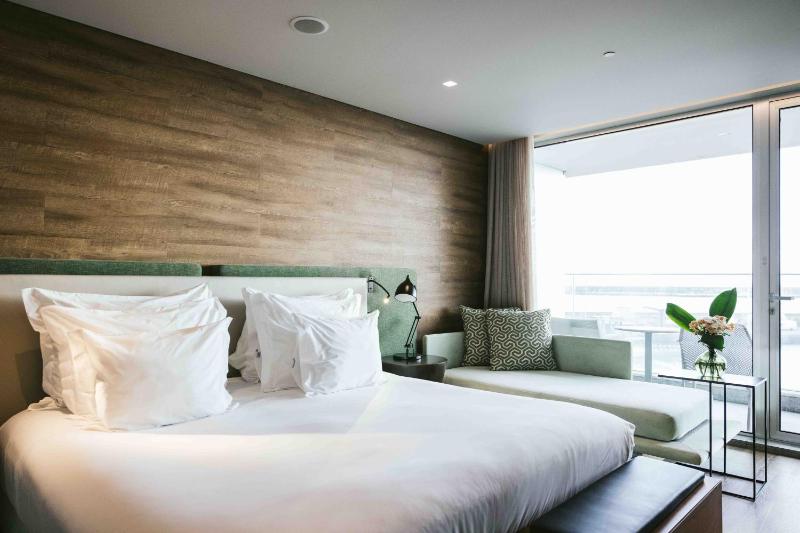 Deluxe Double Room with Sea View image 3