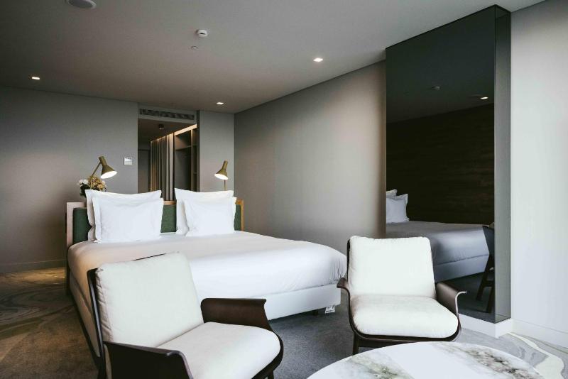 Superior Double Room with Sea View image 3