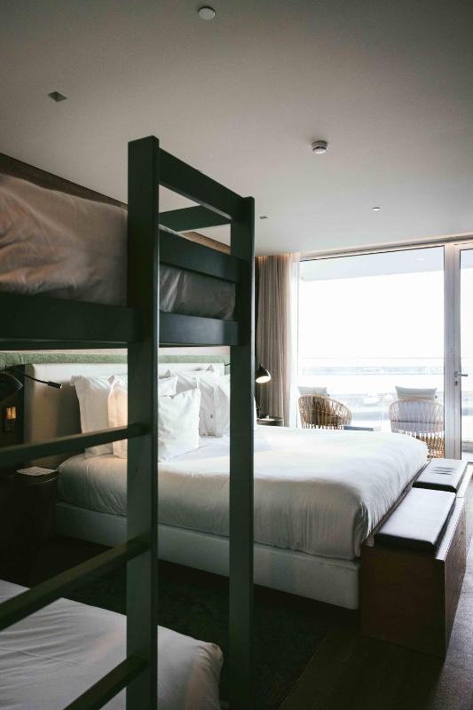 Deluxe Family Room with Sea View image 3
