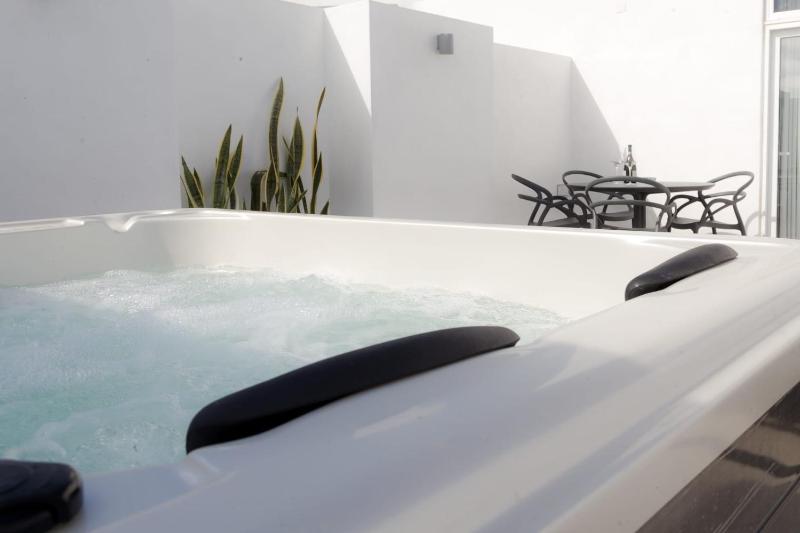 Deluxe Double or Twin Room with Outdoor Jacuzzi image 4