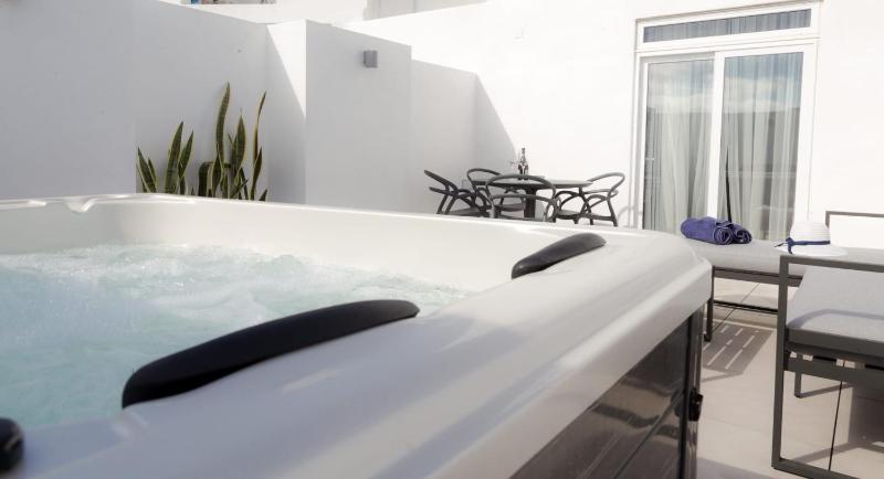 Deluxe Double or Twin Room with Outdoor Jacuzzi image 3