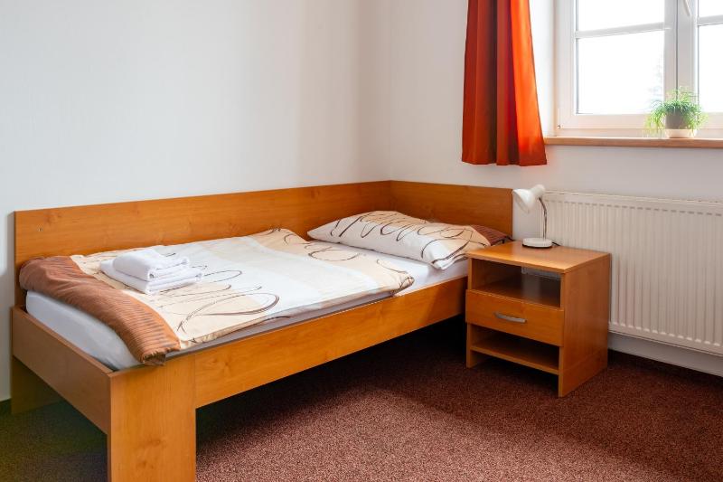 Twin Room image 3