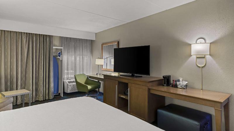 King Room with King Bed - Non-Smoking image 4